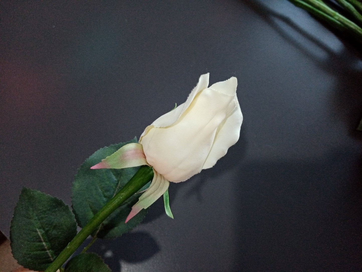 Jobblott 28 x ekte kremfargede knopproser, hvite kunstige blomster pluss løse blader (ikke festet). Ideell for knapphull, korsager, kunstige blomster, bryllupsblomster.