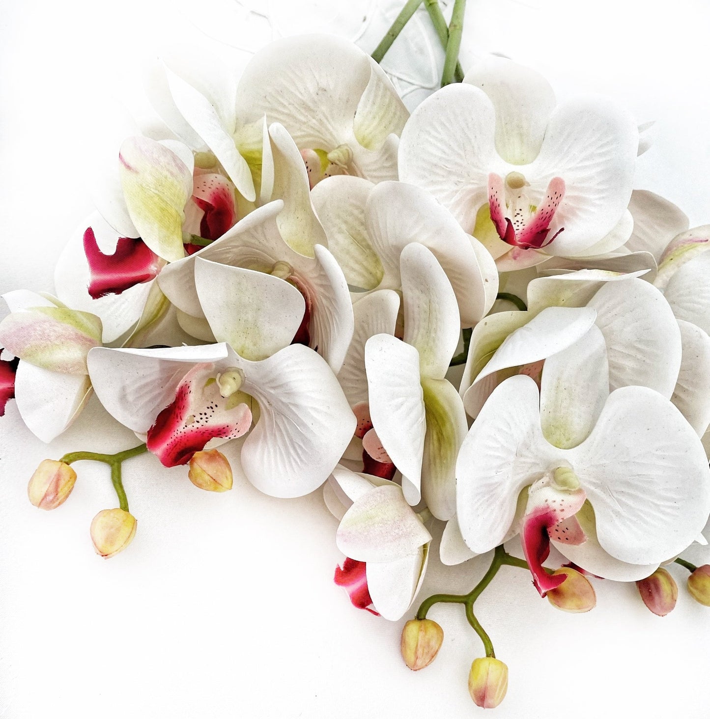 Kunstig orkideblomst gave til henne, ekte orkideer, hvit og rosa orkidestilk, phalaenopsis, imitert orkide, kunstige hvite blomster