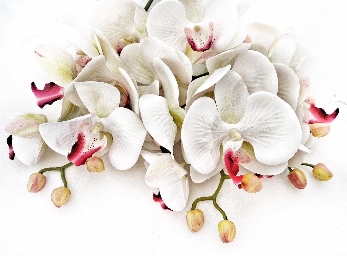 Kunstig orkideblomst gave til henne, ekte orkideer, hvit og rosa orkidestilk, phalaenopsis, imitert orkide, kunstige hvite blomster