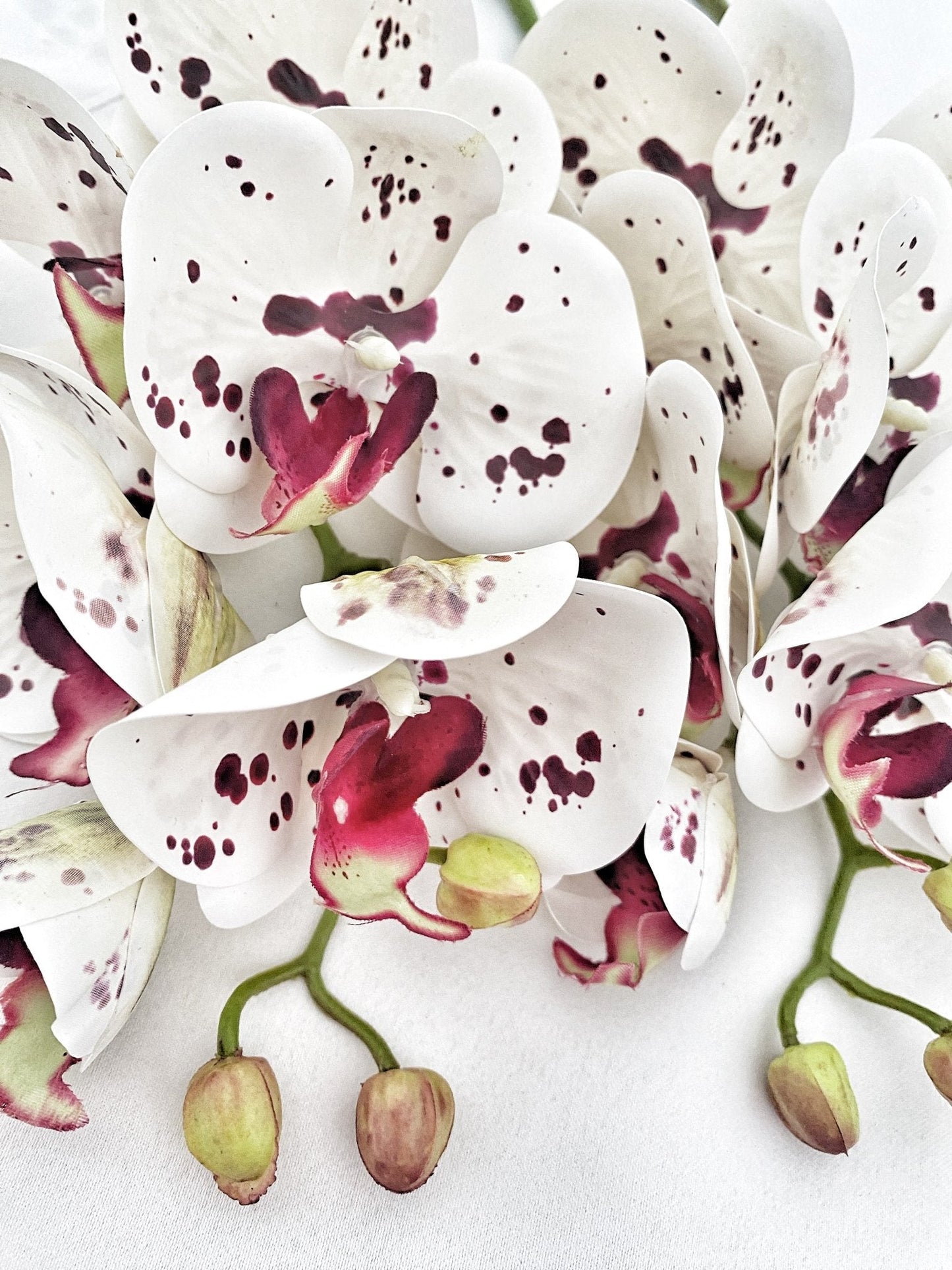 Kunstig orkideblomst gave til henne, ekte orkideer hvite og røde flekker orkidestilker, hvite blomster, imiterte kunstige blomster bryllupsblomster