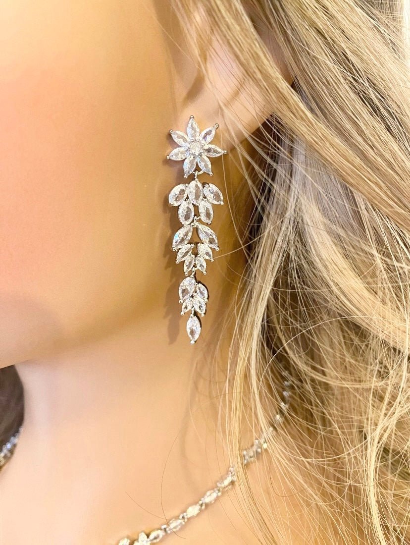 CZ Krystall Dangle Drop Brudeøreringer Blomsterdesign Gave til henne i sølv